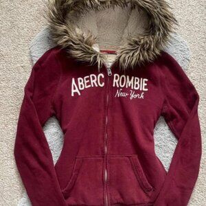 Abercrombie & Fitch – Burgunderroter Hoodie mit Teddyfleece-Futter, weißem Logo